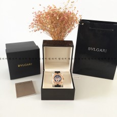 불가리 디아고노 금장 블랙다이얼 우레탄시계